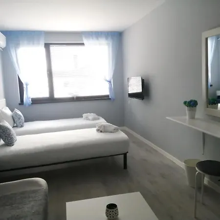 La Piazza Hotel *